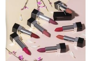 un lot de 6 rouges à lèvres Nutrimetics