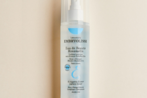 une eau de beauté Rosamélis d’Embryolisse