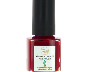 un vernis à ongles framboise Born To Bio
