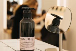 un shampooing Monique by David Lucas