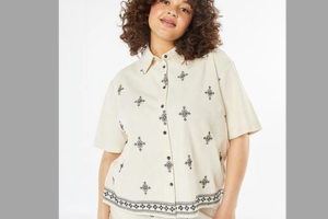 ensemble grande taille brodé en beige de Kiabi